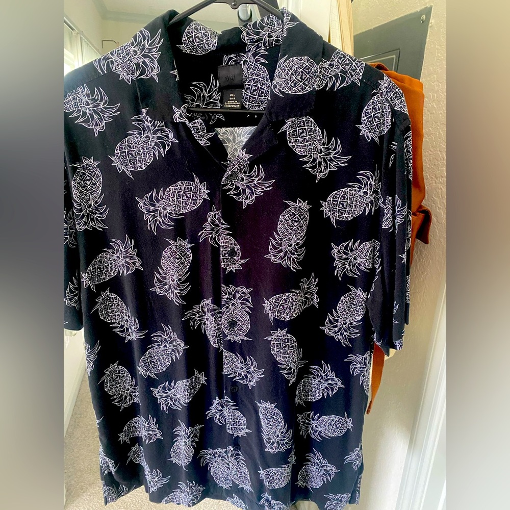 H&M black pineapple Hawaiian button down shirt. Good condition